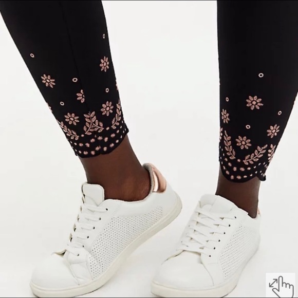 Torrid crop premium legging- scallop embroidery black size 2X - Picture 4 of 14